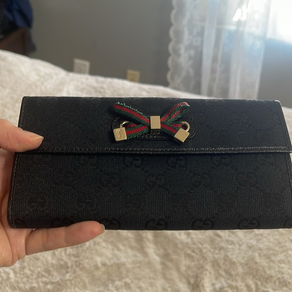 Gucci Black Wallet Sleek Structured Design